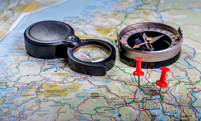 地图挪威与标志着城市和指南针和放大镜的背景地图挪威与标志着城市和指南针的背景
