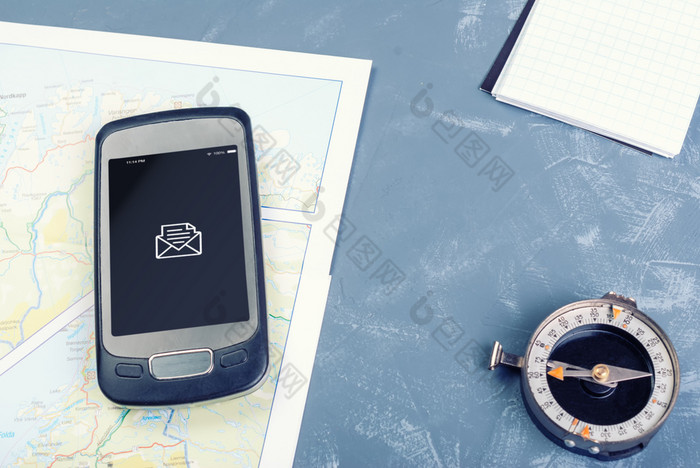 智能手机垫指南针黑暗背景智能手机旅游地图指南针和记事本