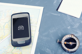 智能手机垫指南针黑暗背景智能手机旅游地图指南针和记事本