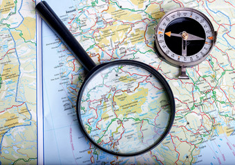 地图挪威与放大玻璃和指南针准备为的旅程地图与指南针和放大玻璃