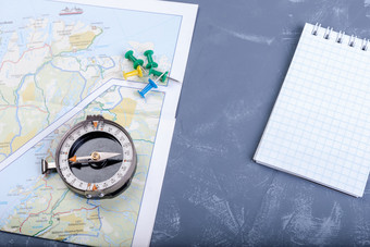 指南针的峡湾地图<strong>图钉</strong>和垫黑暗蓝色的背景旅行概念指南针的地图<strong>图钉</strong>和记事本