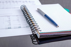 笔记事本和业务文档黑色的玻璃表格业务概念笔记本业务论文黑色的表格