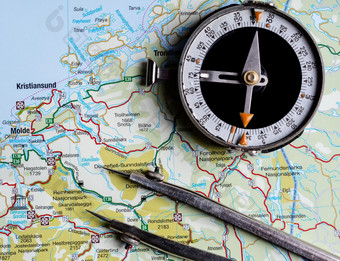 老旅游指南针说谎地图挪威旅游地图挪威与指南针旅行概念