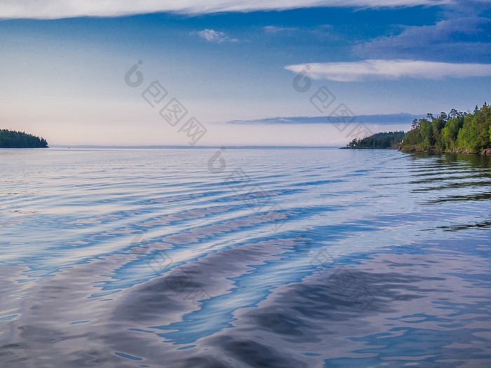 的水表面的湖与岛屿的地平线全景拉多加湖和岛屿