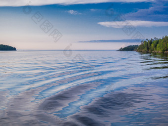 的水表面的湖与岛屿的地平线全景拉多加湖和岛屿