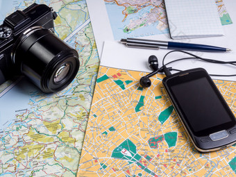 相机指南针智能手机与耳机旅行地图地图挪威指南针相机智能手机与耳机旅行概念