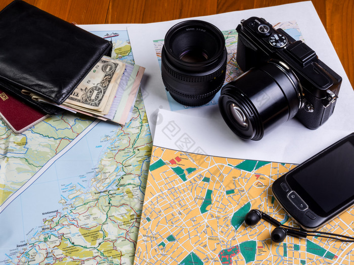 地图的表格黑色的相机与镜头和智能手机与耳机规划旅行地图钱智能手机和相机