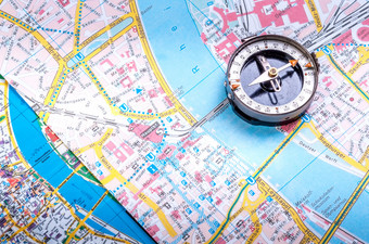 特写镜头城市地图和指南针运输旅游地图的城市和黑色的指南针