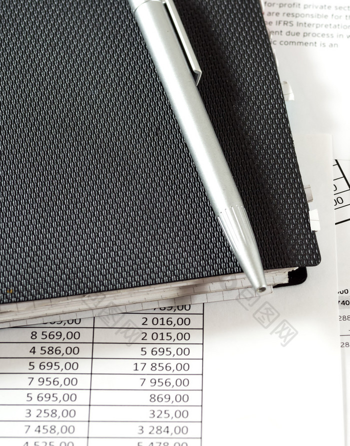 银笔黑色的记事本表格与金融表和文档金融表格记事本和笔的表格