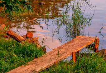 木码头从的<strong>木板</strong>附近的河使的农村木码头从的<strong>木板</strong>附近的河