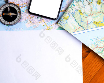 地图挪威指南针和智能手机与白色屏幕路挪威地图指南针智能手机
