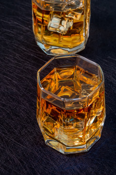 两个眼镜威士忌与冰黑色的背景视图从以上两个眼镜威士忌与冰黑色的背景