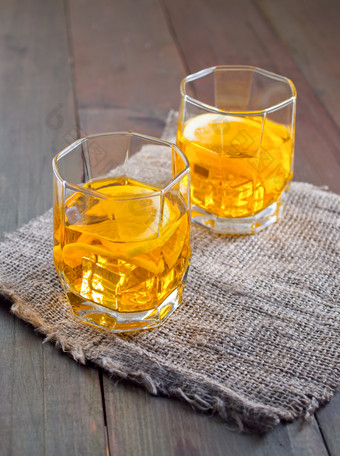 玻璃<strong>威士忌</strong>与冰乡村背景玻璃<strong>威士忌</strong>与冰和柠檬帆布