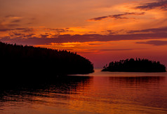 橙色天空日落和的水表面的湖湖拉多加日落