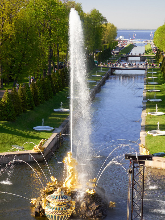 彼得霍夫酒店俄罗斯五月的喷泉的大级联的较低的公园彼得霍夫酒店俄罗斯- - - - - - - - -五月的喷泉的大级联的较低的公园