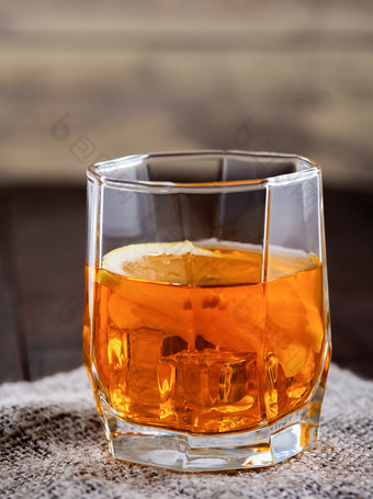 玻璃威士忌与冰和柠檬帆布玻璃威士忌与冰乡村背景