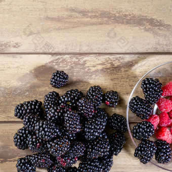前视图混合水果树莓和黑莓混合新鲜的水果树莓和黑莓