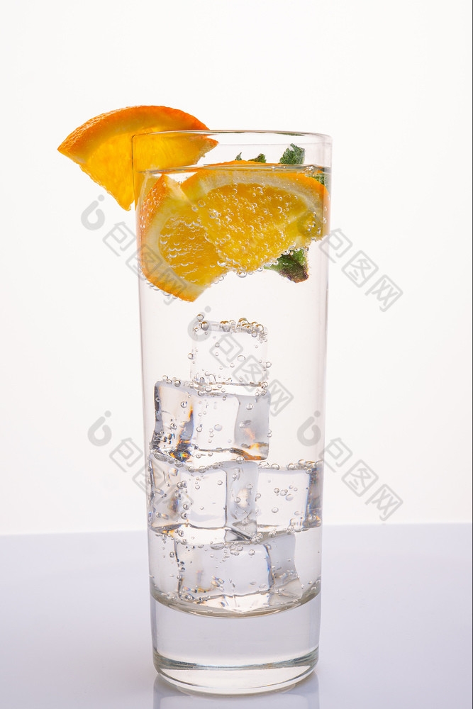 玻璃矿物水装饰与片橙色和薄荷玻璃矿物水与橙色片和薄荷