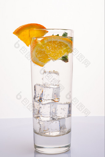 玻璃矿物水装饰与片橙<strong>色和</strong>薄荷玻璃矿物水与橙<strong>色</strong>片<strong>和</strong>薄荷