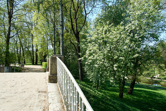 石头桥和<strong>栏杆</strong>与鹅卵石路径<strong>栏杆</strong>的老桥的公园