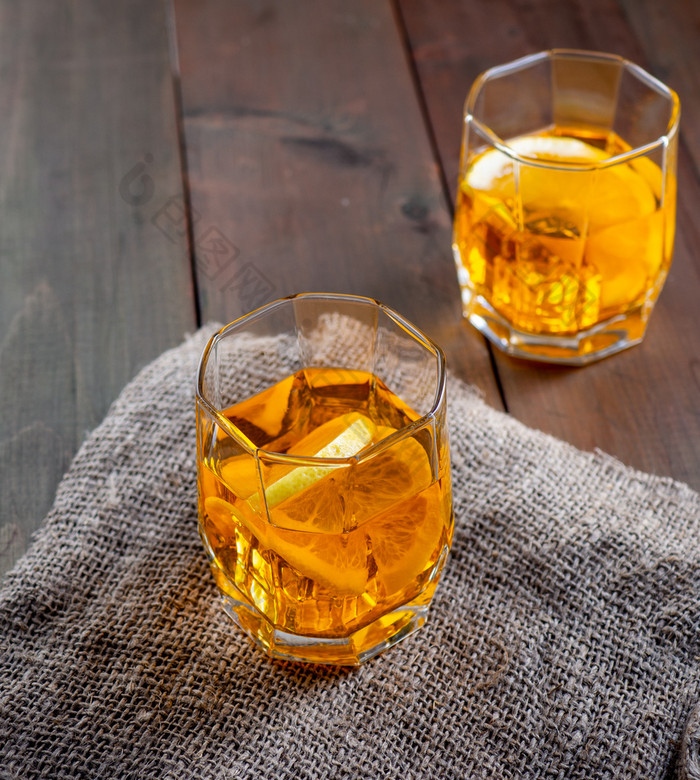 玻璃威士忌与冰木背景玻璃威士忌与冰