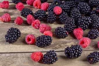 混合森林水果树莓和黑莓前视图混合新鲜的水果树莓和黑莓