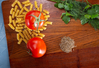 意大利面与成分为烹饪意大利面切割董事会与工件意大利面两个红色的西红柿和香料切割厨房董事会成分为的<strong>句子</strong>食物