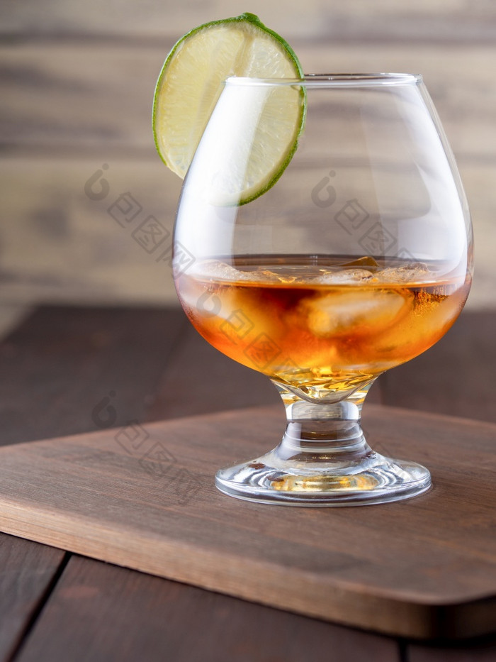 玻璃威士忌木背景威士忌与冰木表格