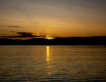 日落的湖的射线的设置太阳是反映了的水日落的湖的太阳集后面的森林