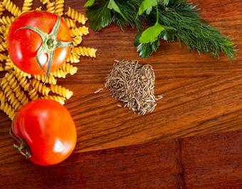 成分为烹饪食物的厨房董事会西红柿罗勒意大利面和香料意大利面两个红色的西红柿和香料切割厨房董事会成分为的<strong>句子</strong>食物