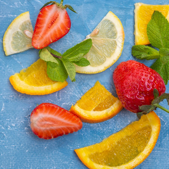 混合水果和浆果橙色柠檬<strong>草莓</strong>前视图混合水果和浆果<strong>草莓</strong>橙色柠檬和薄荷<strong>叶子</strong>