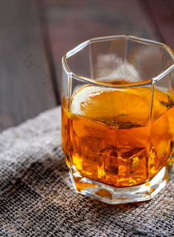 玻璃<strong>威士忌</strong>与冰乡村背景玻璃<strong>威士忌</strong>与冰和柠檬帆布