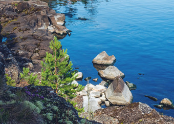 的岩石岛屿湖拉多加岩石海岸的湖松柏科的森林的岩石的岩石岛屿湖拉多加