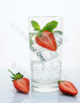 水排毒与新鲜的草莓和薄荷叶子草莓柠檬水与柠檬和薄荷水排毒