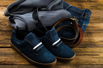 黑暗蓝色的但rsquo鞋子牛仔裤套衫连帽衫运动衫而且配件木背景