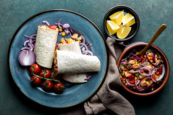 墨西哥卷饼包装与鸡肉和蔬菜传统的墨西哥厨房快餐