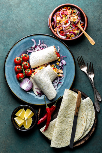 墨西哥卷饼包装与鸡肉和蔬菜传统的墨西哥厨房快餐