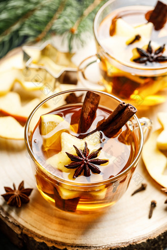 热喝为新一年圣诞节秋天假期加香料的热苹果酒五香茶加香料的热白色酒与柠檬苹果肉桂茴香丁香