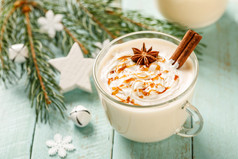 蛋酒传统的圣诞节喝五香egg-milk鸡尾酒与奶油焦糖一流的
