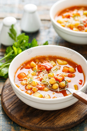 蔬菜汤碗托斯卡纳番茄鹰嘴豆汤与各种各样的蔬菜百里香和帕尔<strong>玛</strong>奶酪