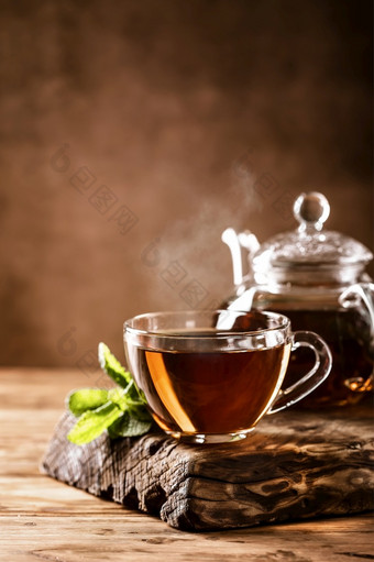杯热茶与新鲜的薄荷叶子