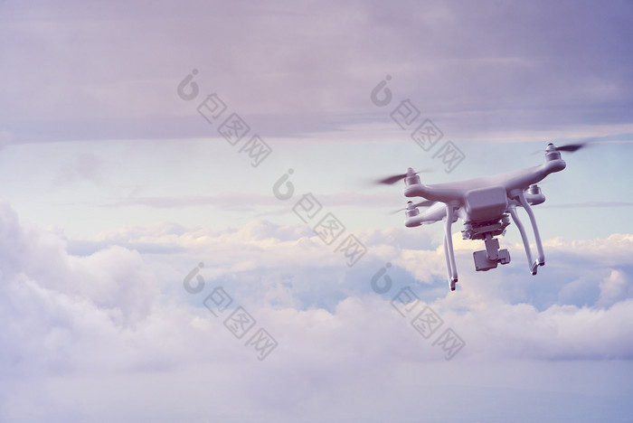 无人机无人机multicopter飞行与高决议数字相机的无人机与专业相机需要图片的环境