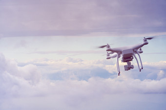无人机无人机multicopter飞行与高决议数字相机的无人机与专业相机需要图片的环境