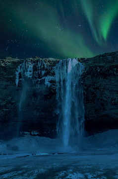风景优美的瀑布与北部灯和清晰的布满星星的天空冰岛