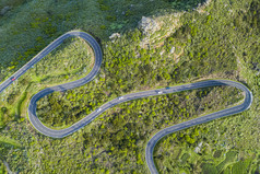 空中前视图绕组蜿蜒的路在山与树和岩石