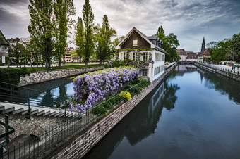 美丽的春天风景运河与风景如画的房子的中世纪的老小镇斯特拉斯堡<strong>阿尔萨斯</strong>地区法国