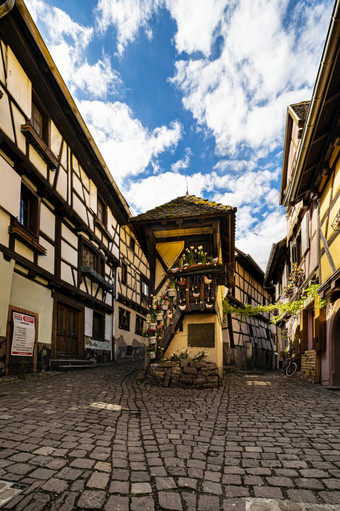 色彩斑斓的木架房子的狭窄的街道eguisheim<strong>阿尔萨斯</strong>地区法国