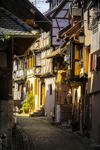 色彩斑斓的halftimbered房子沿着狭窄的街与鹅卵石的中世纪的小镇eguisheim<strong>阿尔萨斯</strong>地区法国