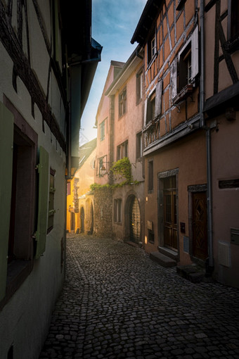 色彩斑斓的halftimbered房子沿着狭窄的街与鹅卵石的中世纪的小镇eguisheim阿尔萨斯地区法国