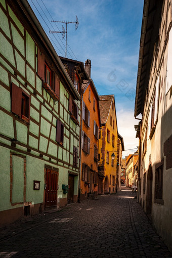 色彩斑斓的halftimbered房子沿着狭窄的街与鹅卵石的中世纪的小镇riquewihr<strong>阿尔萨斯</strong>地区法国
